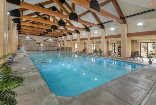西黄石黄石公园西世界标志酒店的一座大型建筑中的一个蓝色的大型游泳池