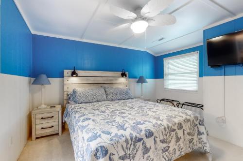 塞尔比维尔Mallard Lakes - 142 Cardinal的一间卧室配有一张床和吊扇