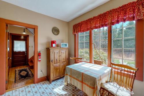 绍斯波特Cape Newagen Retreat的一间卧室设有桌子和大窗户
