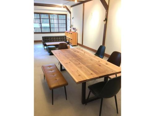 丰冈市KINOSAKI KNOT - Vacation STAY 25701v的一间会议室,配有木桌和椅子