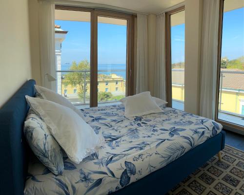 的里雅斯特Panorama Apartment的一间卧室设有一张床,享有海景