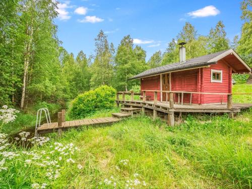 HiukkajokiHoliday Home Kesämäki by Interhome的森林中间的红色小屋