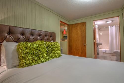 Linville FallsLinville Falls Lodge & Cottages的床上有绿色枕头