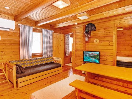 KotilaHoliday Home Lohiukko by Interhome的小屋内设有一间带长凳和电视的客厅。
