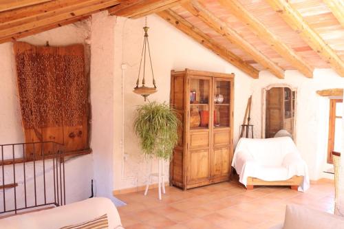BenialiCa la Pasita 26的客厅配有木制橱柜和桌子