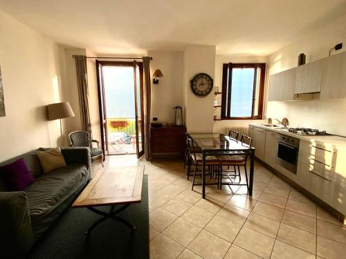 布里维奥Appartment in Blevio; stunning view of the lake的客厅配有沙发和桌子