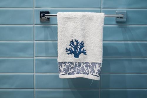 加埃塔Acquazzurra Gaeta的浴室毛巾架上的毛巾