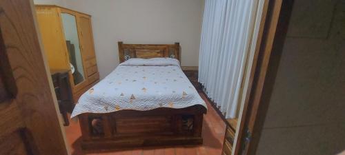 苏克雷Casa Treveris - Non profit Hostel的一间小卧室,配有一张带床垫罩的床