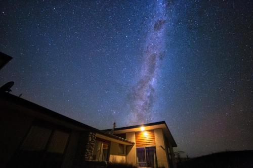特卡波湖Hillcrest Lodge A - Lake Tekapo的夜空,房子和挤满的路