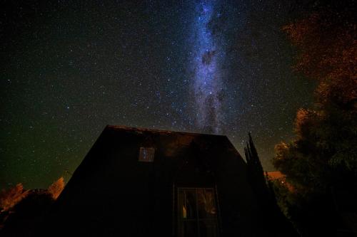 特卡波湖Fox Chalet - Lake Tekapo的星空下,挤满奶油的房屋