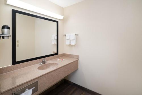 克利夫兰Super 8 by Wyndham Cleveland的一间带水槽和大镜子的浴室