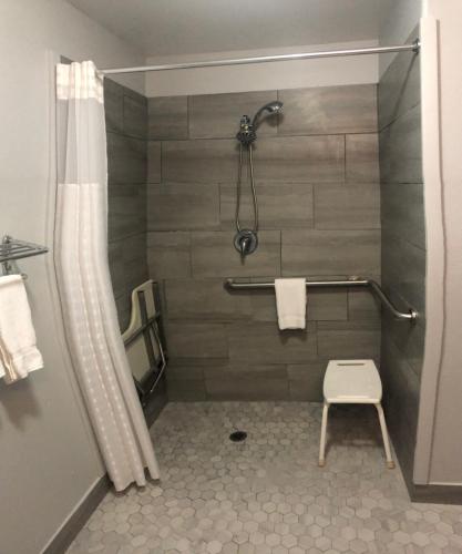 Best Western Medical Center North Inn & Suites Near Six Flags的一间浴室