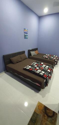 瓜拉丁加奴OYO 90252 Penginapan Wahee的客房内设有两张床。