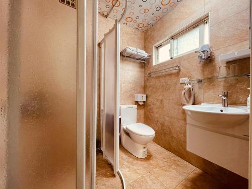 南竿祖厝民宿的一间带卫生间和水槽的浴室
