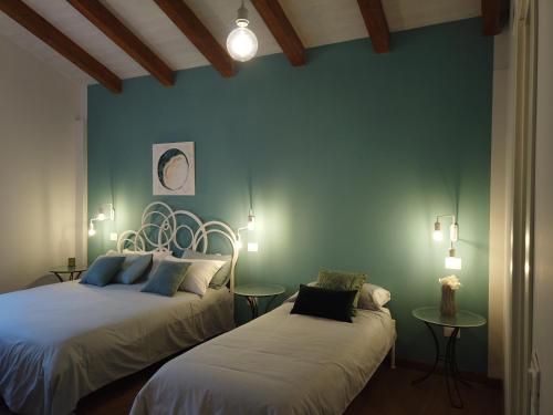 阿曼泰阿Il Mandorlo的一间卧室设有两张床和蓝色的墙壁