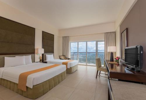 大雅台塔尔观景酒店的酒店客房设有两张床和一台平面电视。