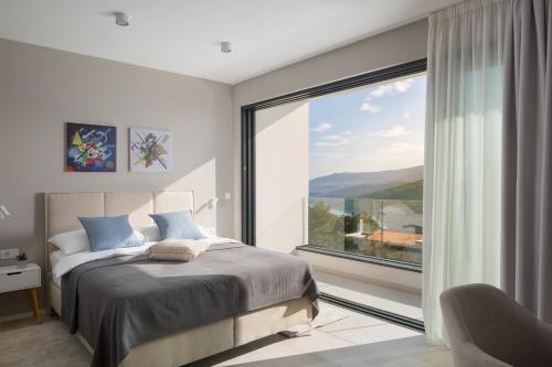 拉巴克Villa Selene的一间卧室设有一张床和一个大窗户