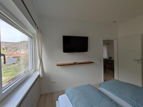 巴特彼得斯塔尔-格里斯巴赫Steepleview House的卧室设有窗户,墙上配有电视。