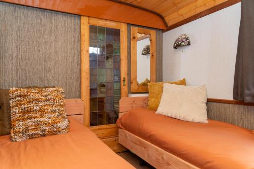 艾格蒙宾能De Wagen的客房设有两张床和窗户。