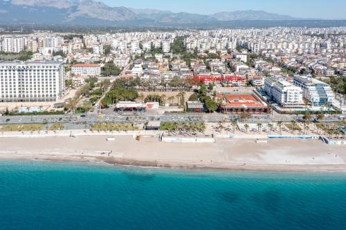 安塔利亚Sare Beach Hotel的享有海滩的空中景色,设有建筑和海洋