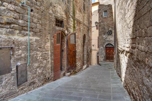 佩鲁贾Casa Cavaliere的一座拥有石头建筑的古镇小巷