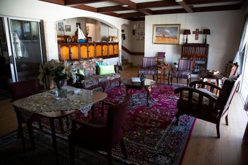 普利登堡湾Place des Amoureux - No loadshedding的客厅配有沙发和桌椅