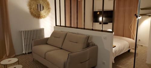 伊苏瓦尔auberge le petit mas的客厅配有椅子和床
