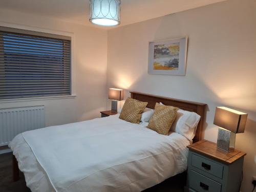 威克No 14的卧室配有白色的床和两盏灯。