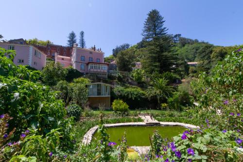 辛特拉昆塔达斯木塔斯酒店的享有花园的景色。