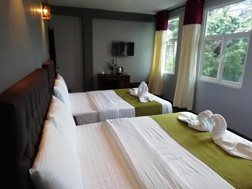 努沃勒埃利耶Tea Mount Forest的酒店客房,配有两张带毛巾的床