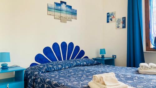 卡拉古诺内Sa dommo de Mammai的一间卧室配有蓝色的床和两张蓝色的桌子