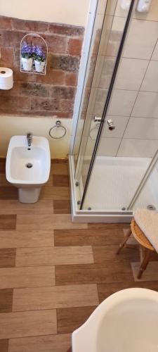 塞拉圣布鲁诺Il Vico的浴室配有盥洗盆、卫生间和浴缸。
