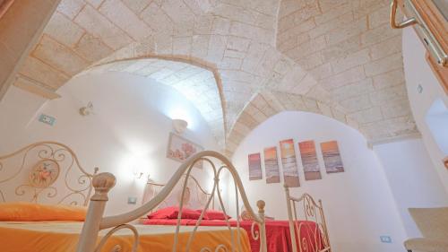 莱乌卡House of Cherie的一间卧室设有一张床和石质天花板