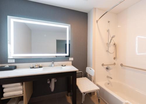 La Quinta Inn & Suites by Wyndham Shorewood的一间浴室