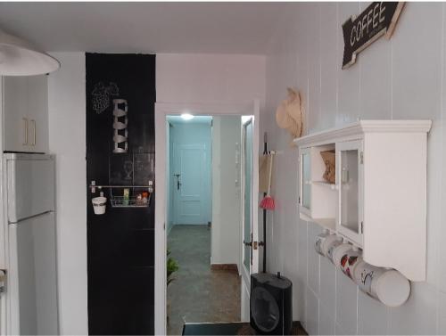莫切Apartamento VISTAS AL MAR a 40 metros playa的厨房设有走廊和蓝色门