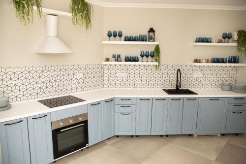 百乐费利克斯Casa Anabeca的厨房配有白色橱柜和炉灶烤箱。