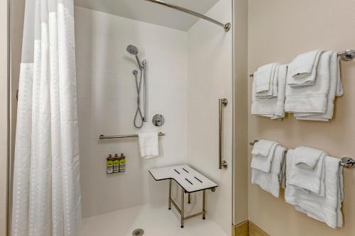 凤凰城Holiday Inn Express & Suites - Phoenix Dwtn - State Capitol, an IHG Hotel的带淋浴和盥洗盆的白色浴室
