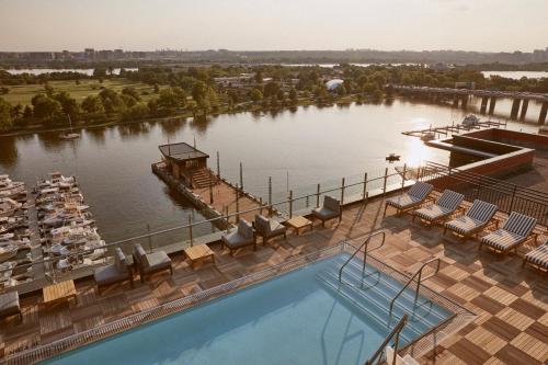 华盛顿InterContinental - Washington D.C. - The Wharf, an IHG Hotel的游泳池,位于一大片水面上