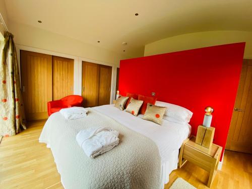 Benderloch阿尔多纳酒店的一间卧室设有两张红色墙壁的床