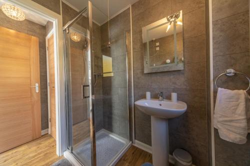 蒂恩格Scalpay@Knock View Apartments, Sleat, Isle of Skye的带淋浴和盥洗盆的浴室