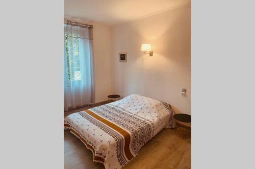 蒙布舍叙尔雅布龙Bel Appartement calme dans villa Provençale的一间卧室设有一张床和一个窗口