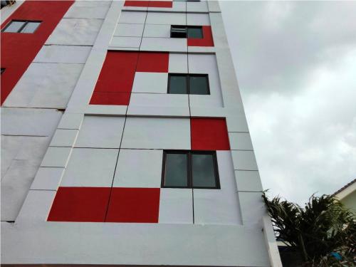 雅加达Pondok Indah24 Hotel的一座有红白方形的建筑