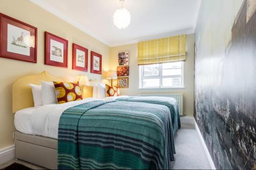 伦敦3 bedroom Apartment on Portobello Road in Notting Hill的一间卧室配有一张带绿毯的床