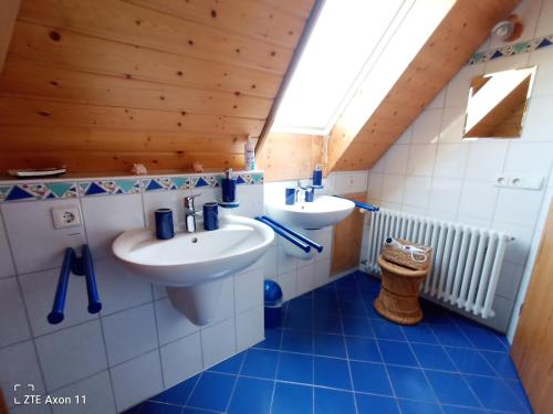 康斯坦茨BodenSEE Privatzimmer "Haus am Weinberg Konstanz"的木制天花板上配有两个水槽的浴室