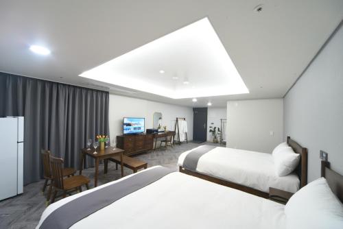 Haeundae Central Hotel客房内的一张或多张床位