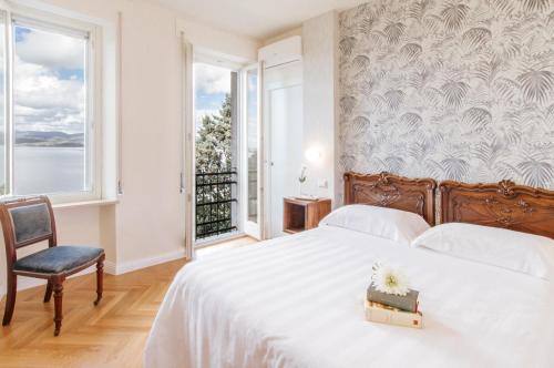 拉戈堡安格努尔酒店的一间卧室配有一张带白色床罩的床和窗户。