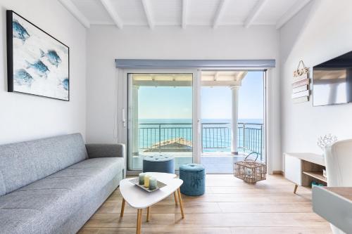 阿齐欧斯·贡多斯Villa Renata & Villa Filippos with private Plunge Pool by Konnect的带沙发的客厅,享有海景