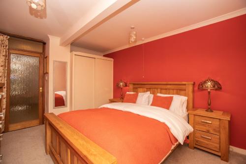 皮特洛赫里Aftonbank的一间卧室设有红色墙和一张床
