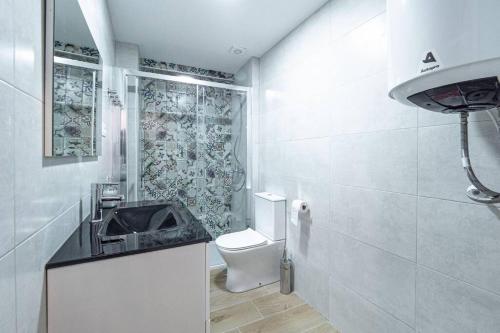 马拉加The rest between Picasso & Pompidou的白色的浴室设有卫生间和水槽。