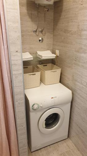 斯普利特Apartment Filip Vedran的一间小浴室,内设洗衣机